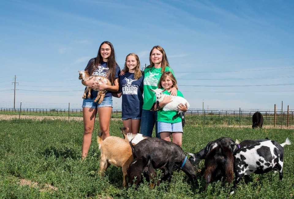 Jennifer Dionisio (segunda da direita para a esquerda) é dona da Three Sisters Farm and Dairy, Na foto, ela aparece com suas filhas (a partir da esquerda), Erin, Regan and Ally, na cidade de Pueblo, Colorado. Ela diz que não teve modelos femininos de empreendedorismo, mas que as três filhas não terão esse problema. | MATT NAGER/NYT