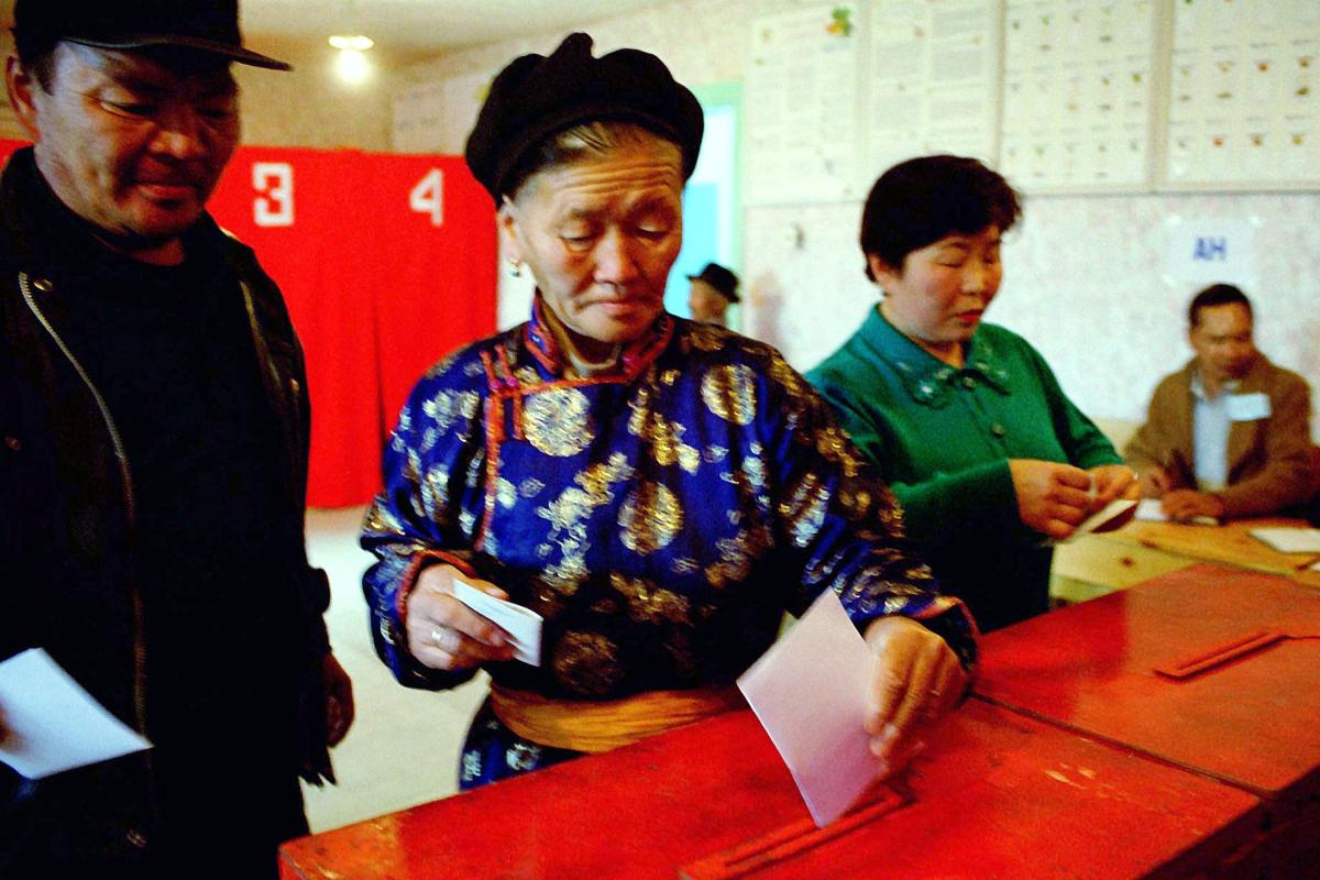 Mulher vota nas eleições de 2001 na Mongólia. País fez as reformas necessárias para atrair investimentos estrangeiros | IH/CC/JPSTR