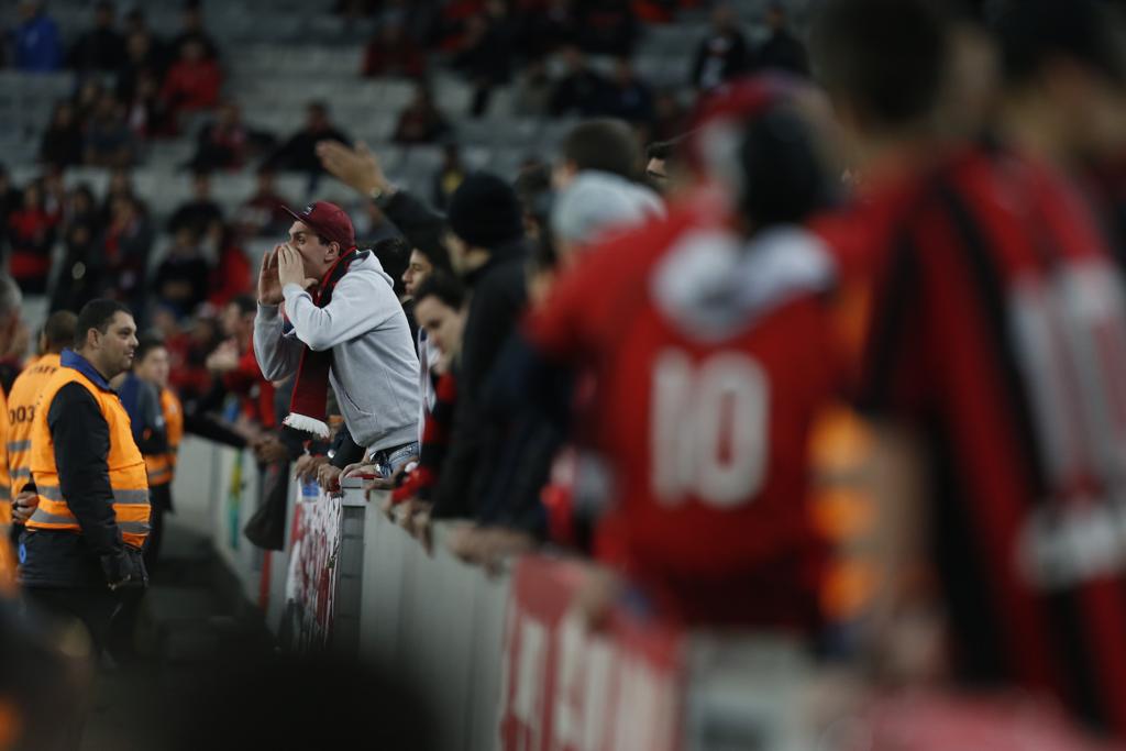 Torcedor reclama durante o jogo entre Atlético e Santos. Furacão está na lanterna do Brasileiro. | Lineu Filho/Gazeta do Povo
