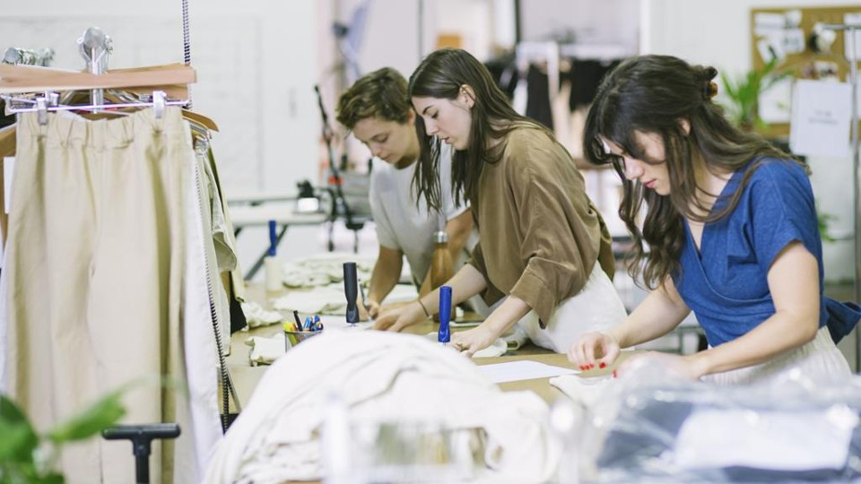 Trabalhadores da Elizabeth Suzann, estudio de moda de Elizabeth Pape, que é uma grande defensora da prática de transparência de preços em Nashville, Tennesse.  | KYLE DEAN REINFORD
NYT