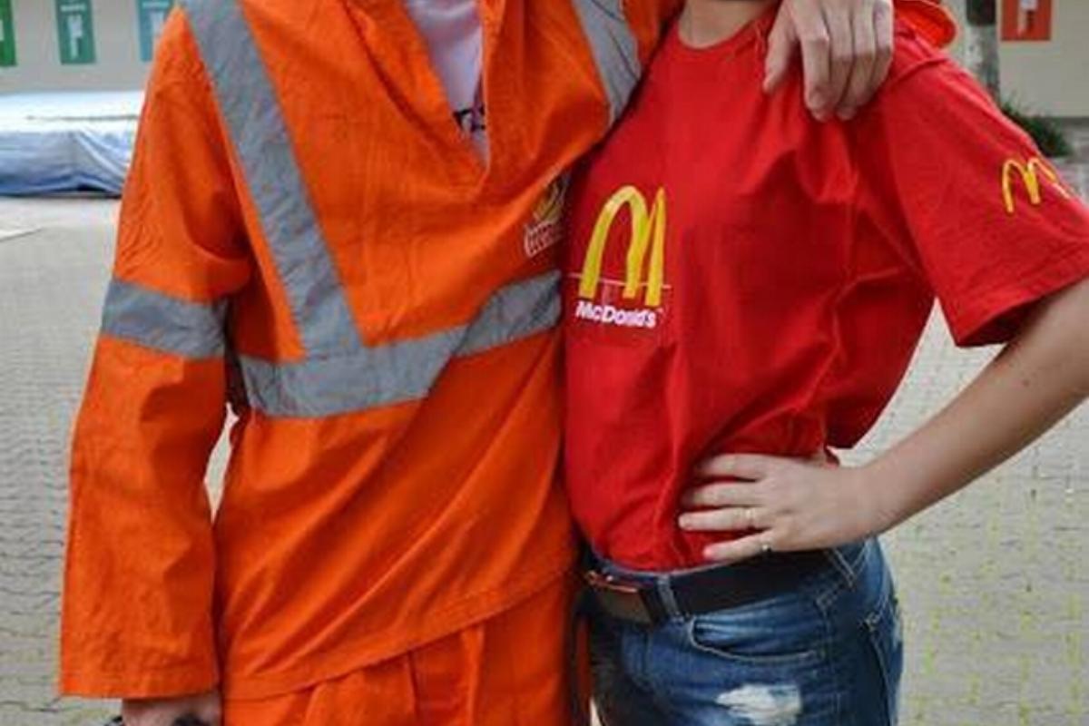 Alunos fantasiados de gari e atendente de fast food: supervalorização do vestibular | Reprodução / Facebook