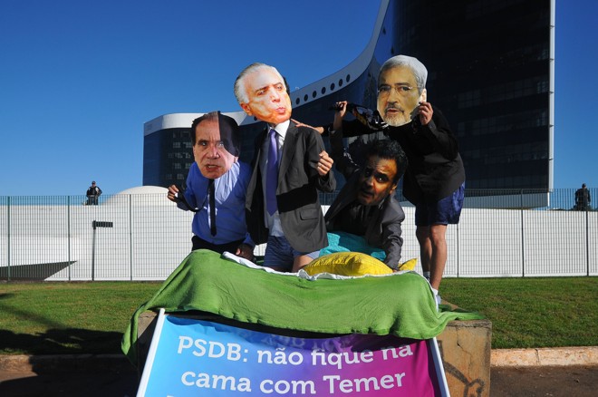 Do lado de fora do TSE, ativistas mascarados fizeram manifestação bem-humorada: “PSDB, não fique na cama com Temer”, dizia um dos cartazes. | Andressa Anholete/AFP