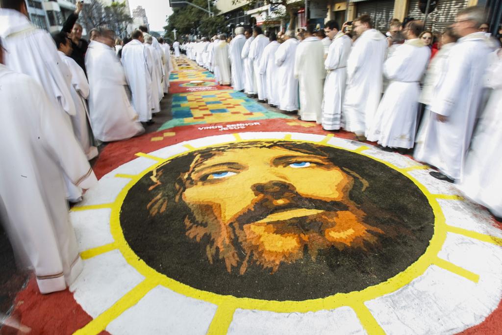 Fiéis farão tradicional procissão sobre tapetes na Av. Cândido de Abreu. | Daniel Castellano/Gazeta do Povo