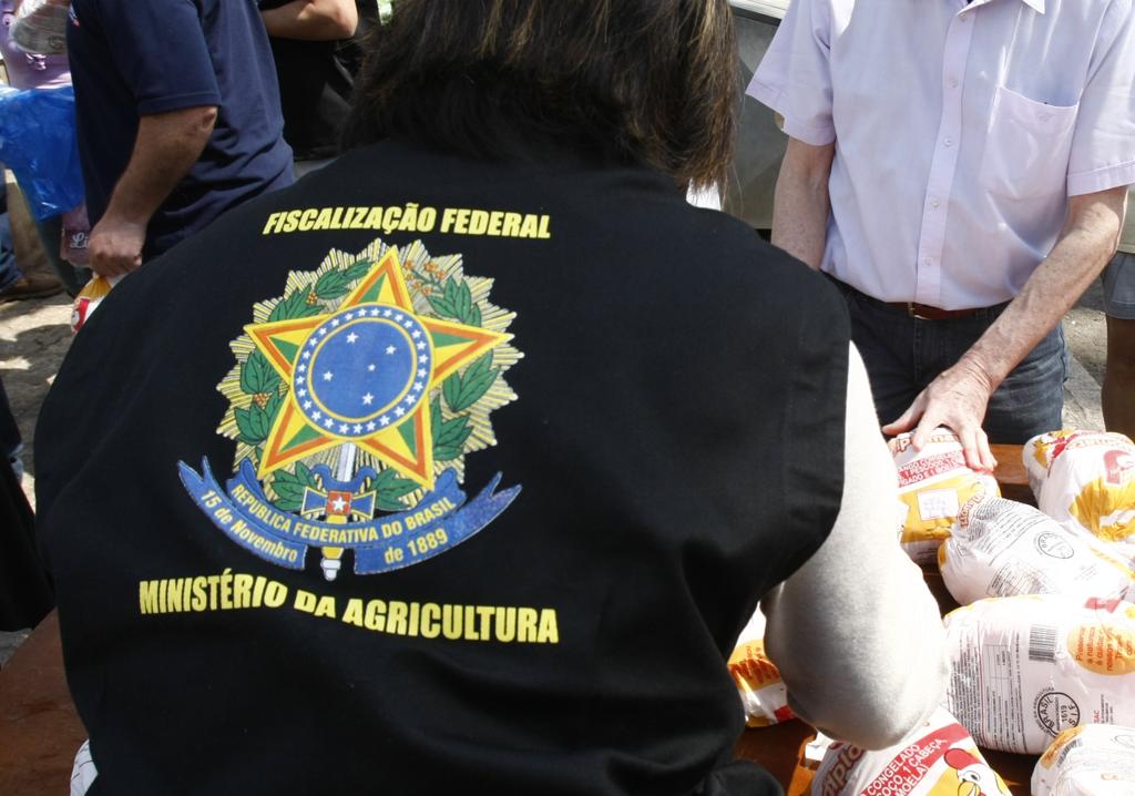 A falta de pessoal impede a abertura de plantas frigoríficas, por exemplo, atrasando o aumento da produção nacional, afirma o ministro Blairo Maggi. | HENRY MILLEO/Gazeta do Povo