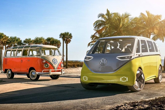 O conceito ID Buzz (dir.) servirá de inspiração para o retorno da Kombi, que voi vendida durante 63 anos em todo o planeta. | Divulgação/ Volkswagen