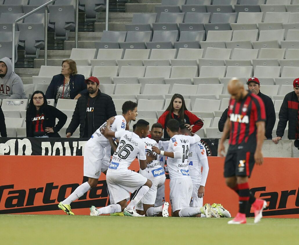 Jogadores do Santos comemoram um dos gols do Santos em plena Arena da Baixada. | Lineu Filho/Gazeta do Povo
