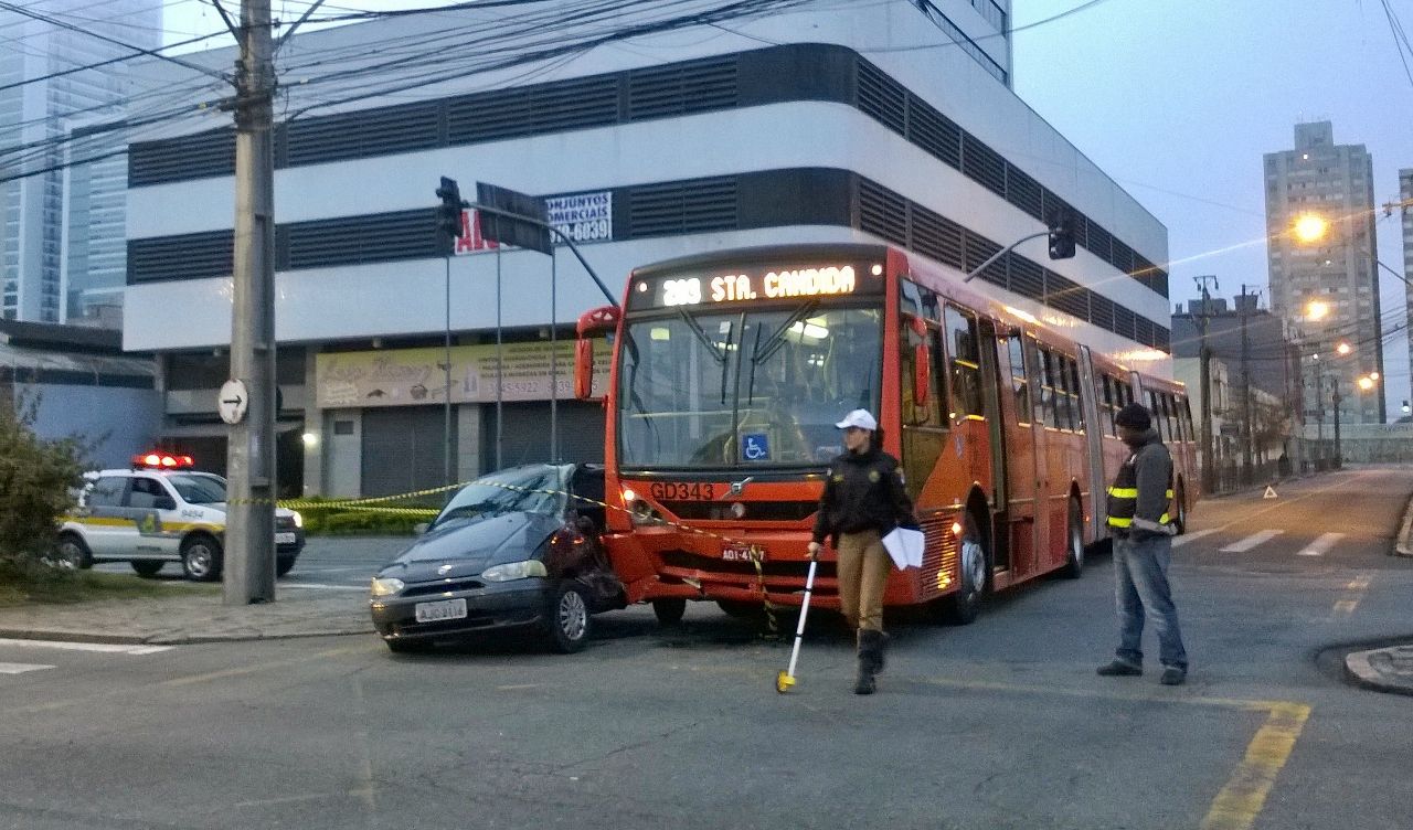Colisão envolveu carro e ônibus no Centro de Curitiba | Aniele Nascimento/Gazeta do Povo