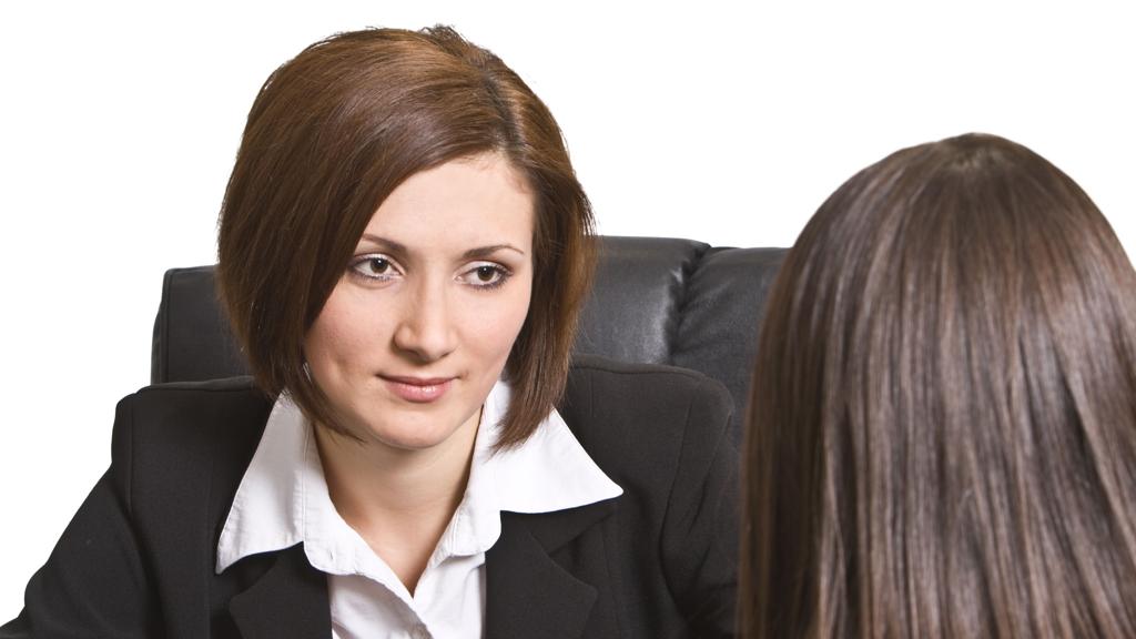 Cinco erros come tidos na entrevista de emprego que podem fazer o candidato perder a vaga. | Bigstock