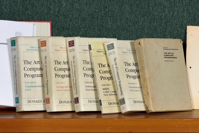 The Art of Computer Programming foi escrito pelo professor da Universidade de Stanford Donald Knuth e publicado pela primeira vez em 1968. Knuth paga recompensas para quem achar algum erro no livro dividido em quatro volumes. | TAOCP, 1968–2015, by Héctor García-Molina/Stanford University