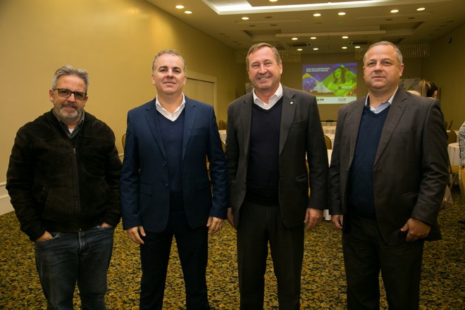 Samuel Milléo (Ocepar), Giovani Ferreira (Gazeta do Povo), Joel Krüger, Marcos Tosi (Gazeta do Povo). | Foto: Roberto Gilliard /Crea-PR