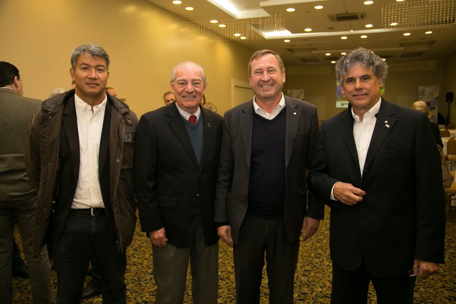 Paulo Edy Nakamura (Ministério da Cultura), Florindo Dalberto (Iapar), Joel Krüger e Luiz Antonio Correa Lucchesi (presidente da Federação dos Engenheiros Agrônomos do Paraná). | Foto: Roberto Gilliard /Crea-PR