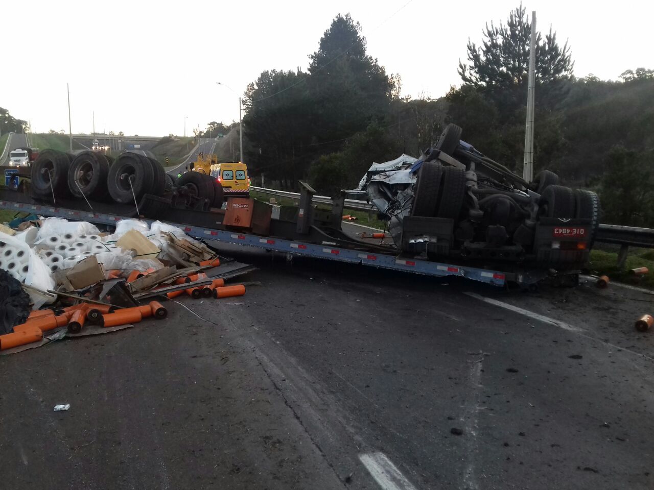 Caminhão tombou na BR-376, em Tijucas do Sul | Divulgação PRF/PRF Divulgação