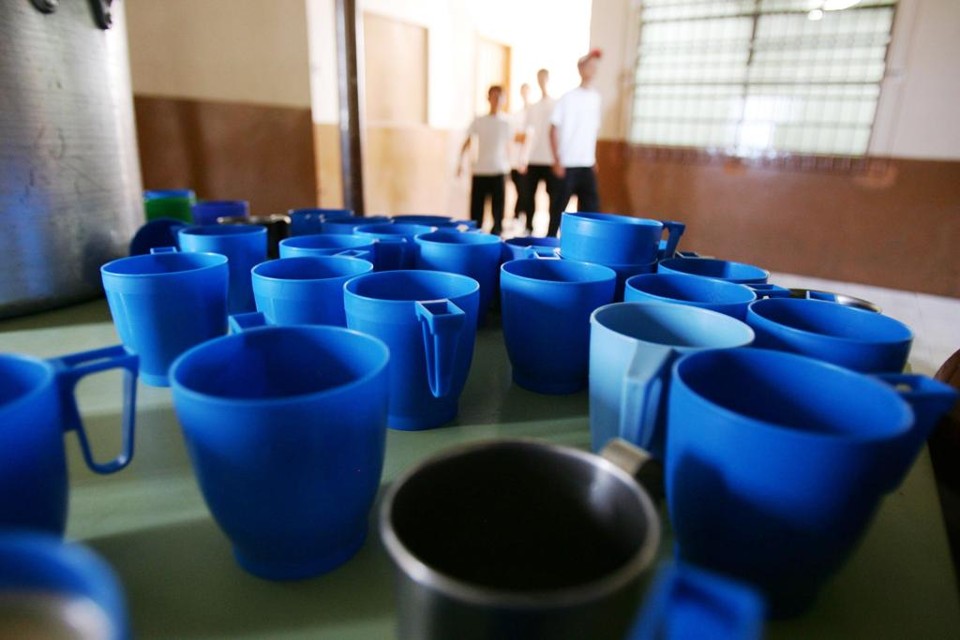 Richa ressuscita Fundepar após fraude revelada na Operação Quadro Negro As canecas azuis, usadas para servir a merenda escolar, eram símbolos da Fundepar. | Daniel Castellano/Gazeta do Povo