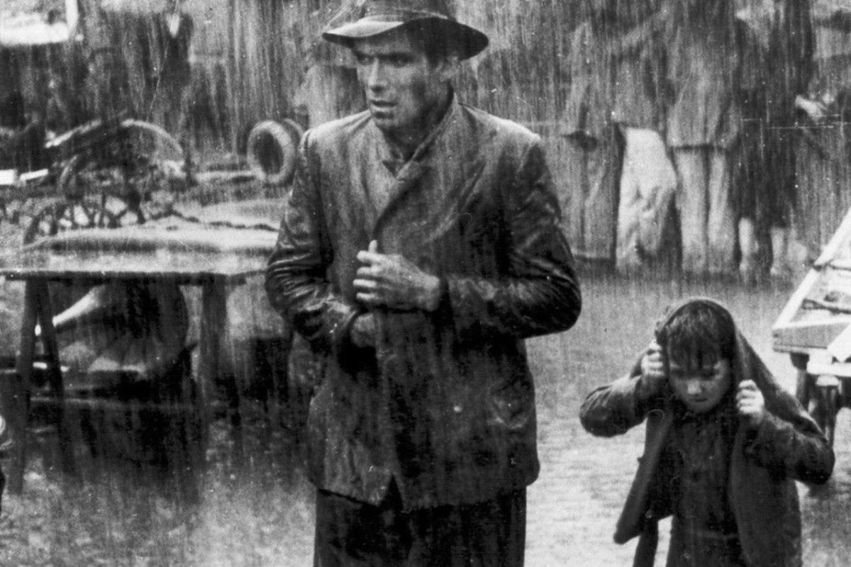 Cena do filme italiano Ladrões de Bicicleta, de Vittorio de Sica | Reprodução