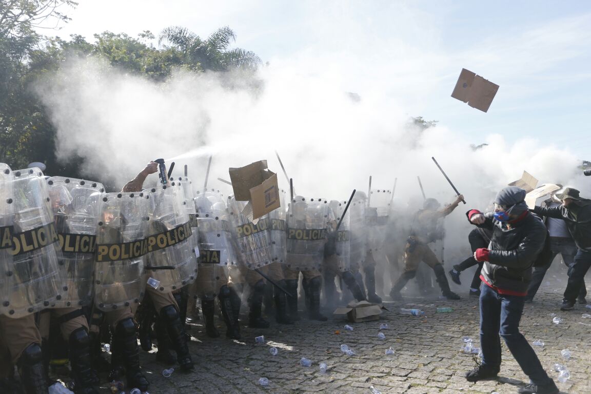 Protesto contra ajuste fiscal teve confronto na Ópera de Arame | Jonathan Campos/Gazeta do Povo
