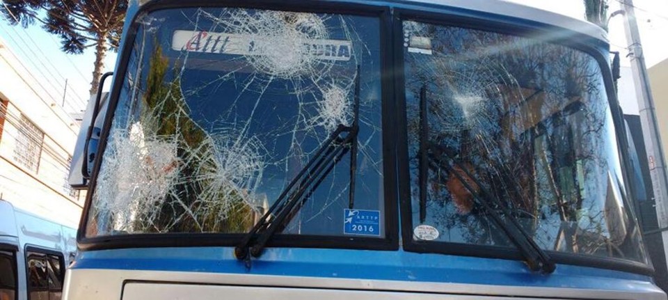 Imagem de um ônibus que foi apedrejado nos arredores do Couto Pereira. | Reprodução/Twitter SCCP News