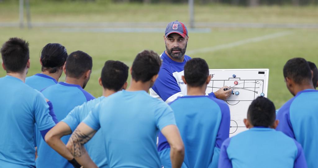 Técnico do Paraná, Cristian de Souza, orienta a equipe antes do treino no NInho da Gralha. | JONATHAN CAMPOS/Gazeta do Povo
