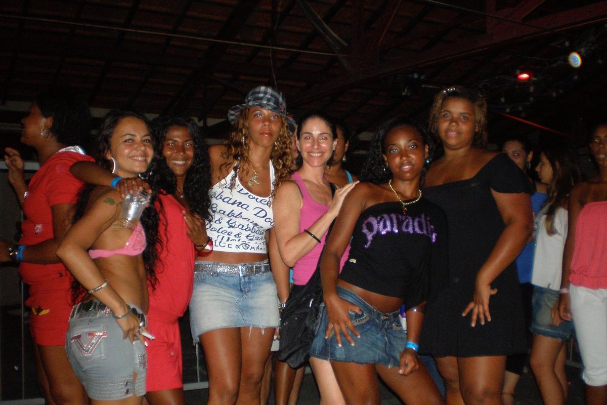 Mylene Mizrahi (de blusa rosa, no centro), em baile funk na Fundação Progresso, no Rio, durante a elaboração de sua tese de doutorado | Arquivo pessoal