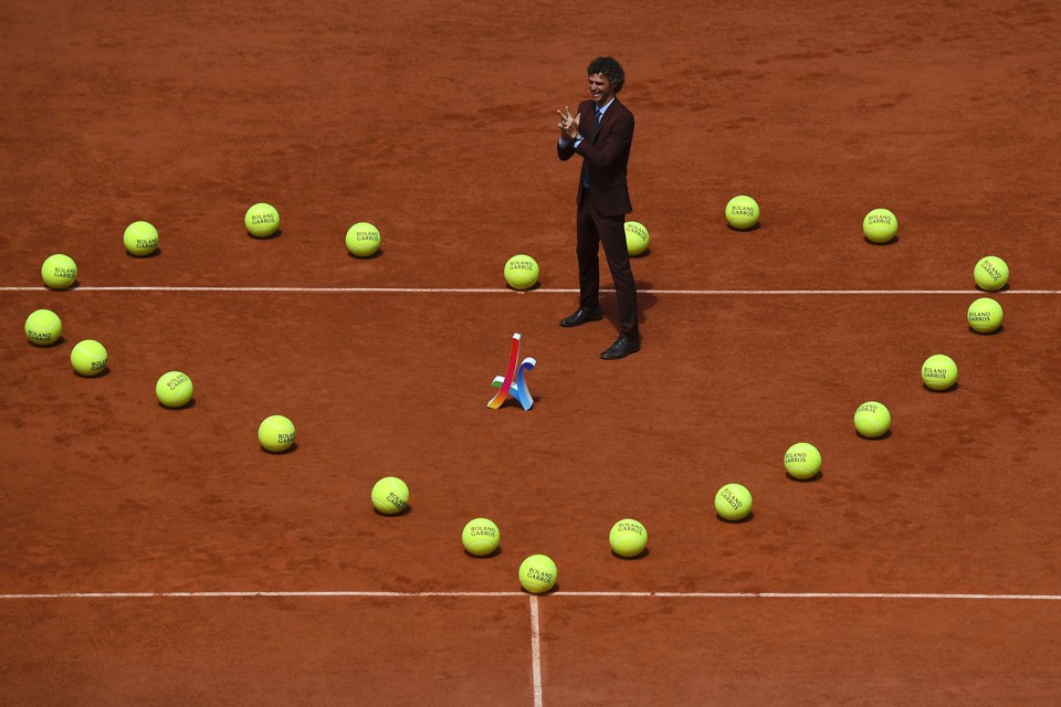 Um coração com bolinhas de tênis foi feito na quadra em alusão ao que foi desenhado pelo brasileiro quando se sagrou campeão | GABRIEL BOUYS/AFP