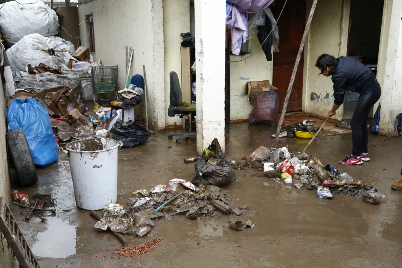 Moradores do Parolin viram água subir dentro de casa durante temporal de terça-feira | Aniele Nascimento/Gazeta do Povo