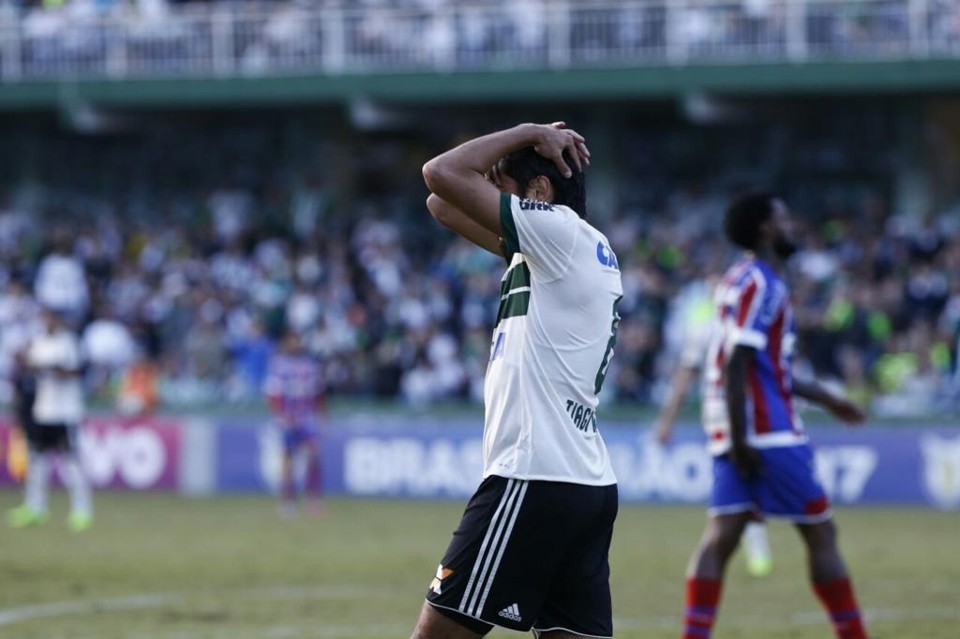 Tiago Real lamenta lance desperdiçado pelo Coxa. | Pedro Serapio/Gazeta do Povo