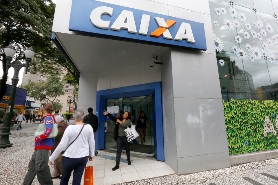 Saiba quanto você pode ganhar com a distribuição dos lucros do FGTS Distribuição da metade dos lucros do FGTS ao trabalhador ajudará a aproximar o rendimento do fundo (3% ao ano mais TR) ao da poupança (6,17% ao ano mais TR). | Aniele NascimentoGazeta do Povo