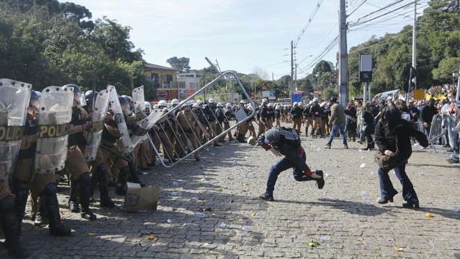 Confronto entre manifestantes e policiais em Curitiba: União, estados e municípios tocam projetos de ajuste fiscal para reequilibrar receitas e despesas. | Jonathan Campos/Gazeta do Povo