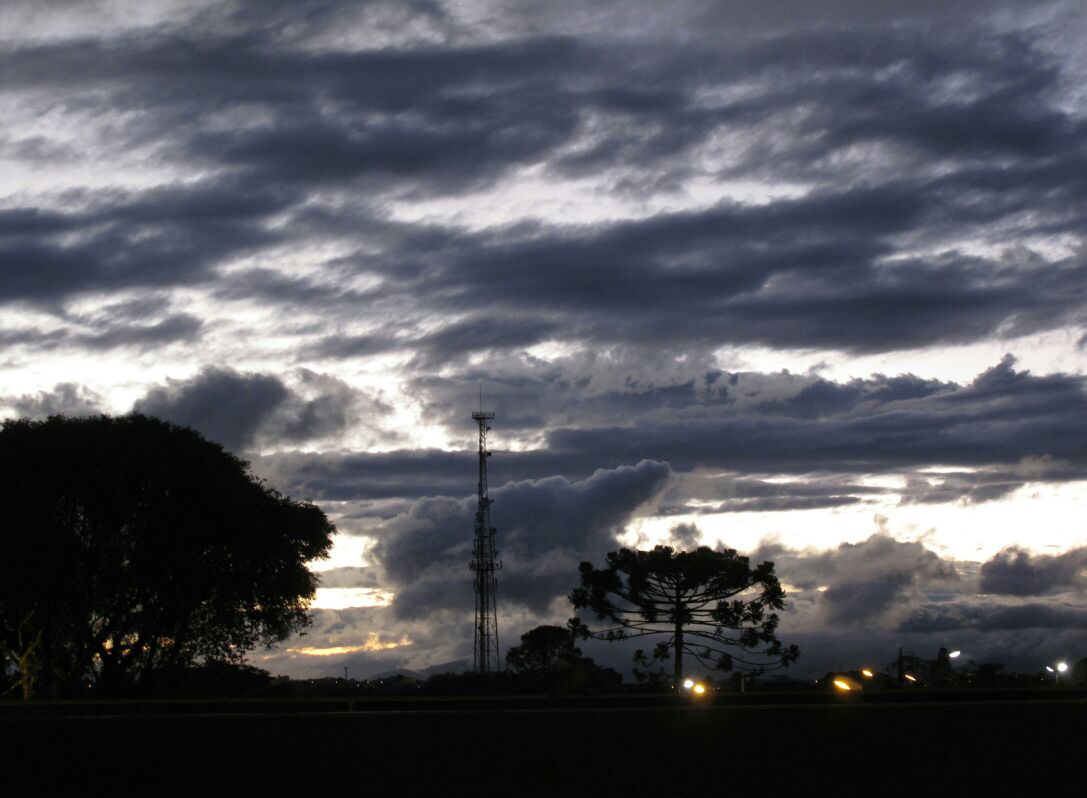Dia amanheceu com nuvens carregadas em Curitiba | Aniele Nascimento/Gazeta do Povo