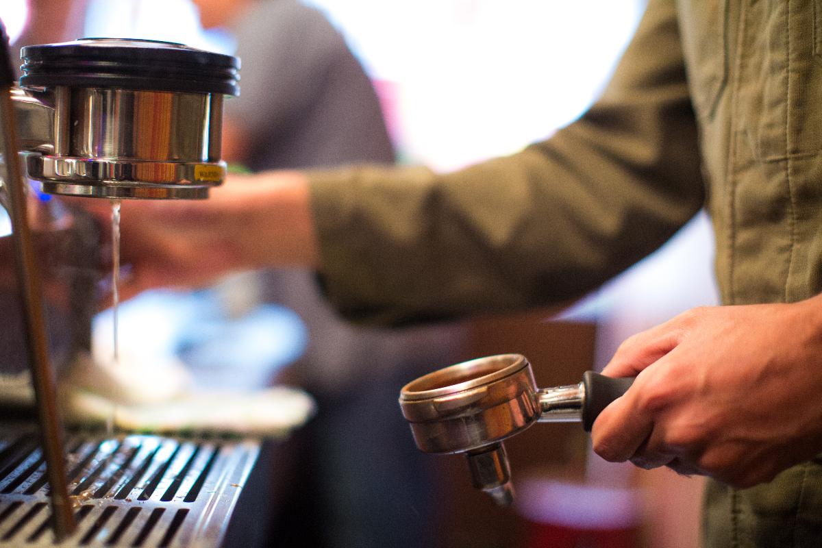 Regiões urbanizadas e consumidores de alto poder aquisitivo ainda são os grandes responsáveis pela onda dos cafés premium. Mas as classes C,D e E estão chegando lá e também geram potencial de negócios. | Brunno Covello/ArquivoGazeta do Povo