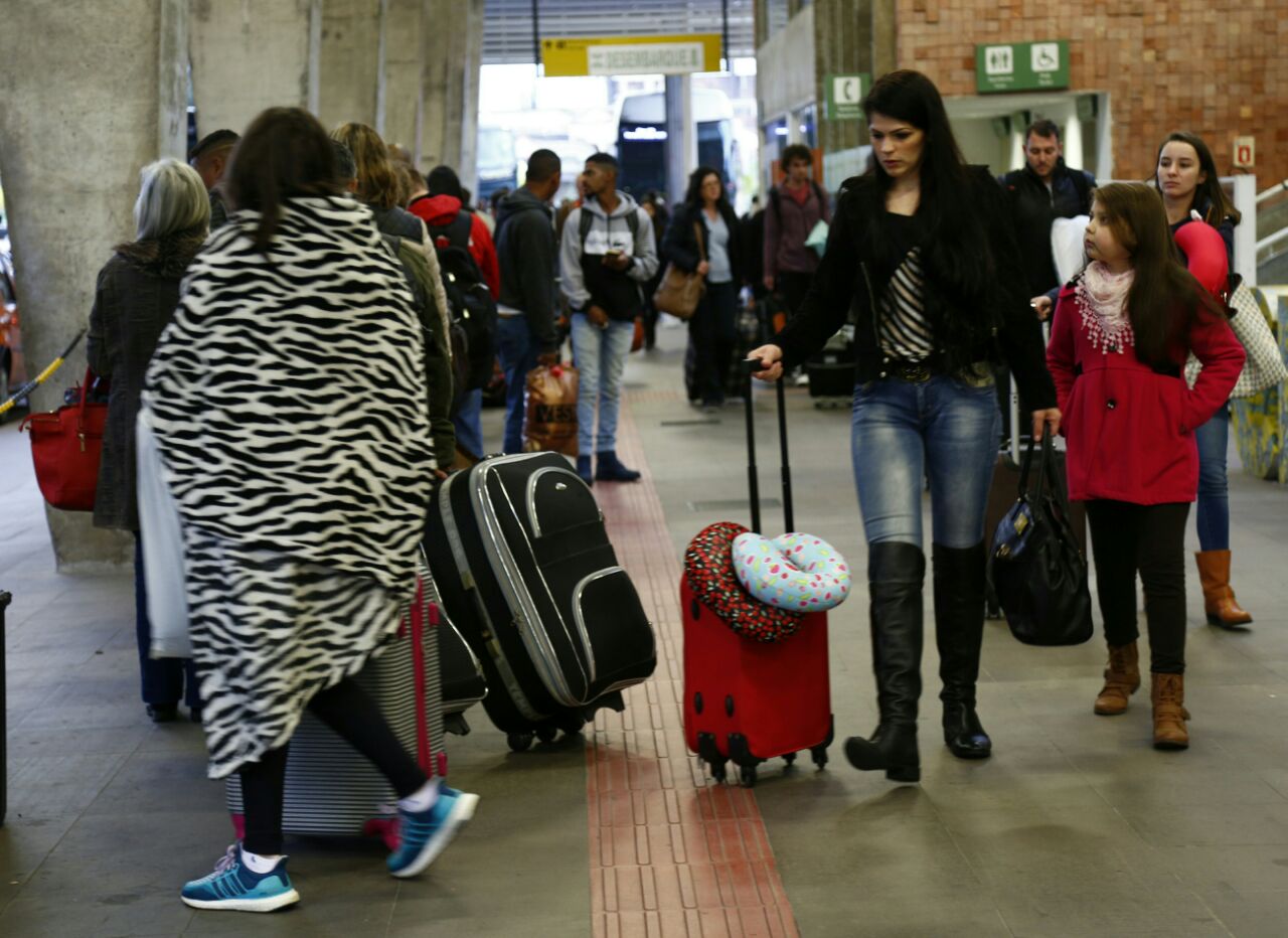 No início da manhã, houve até formação de fila para pegar táxis na Rodoferroviária | Aniele Nascimento/Gazeta do Povo