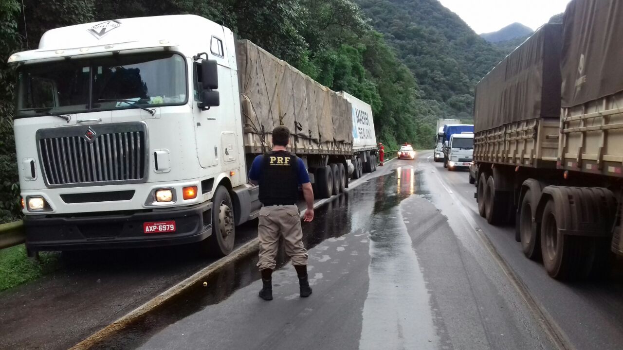 Colisão deixou óleo na pista da BR-277 sentido Litoral. | PRF/ Divulgação/