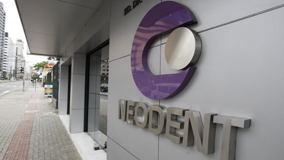 Neodent seleciona trainees para trabalhar em Curitiba com salário de R$ 2,5 mil mais benefícios | Daniel Castellano /Gazeta do Povo