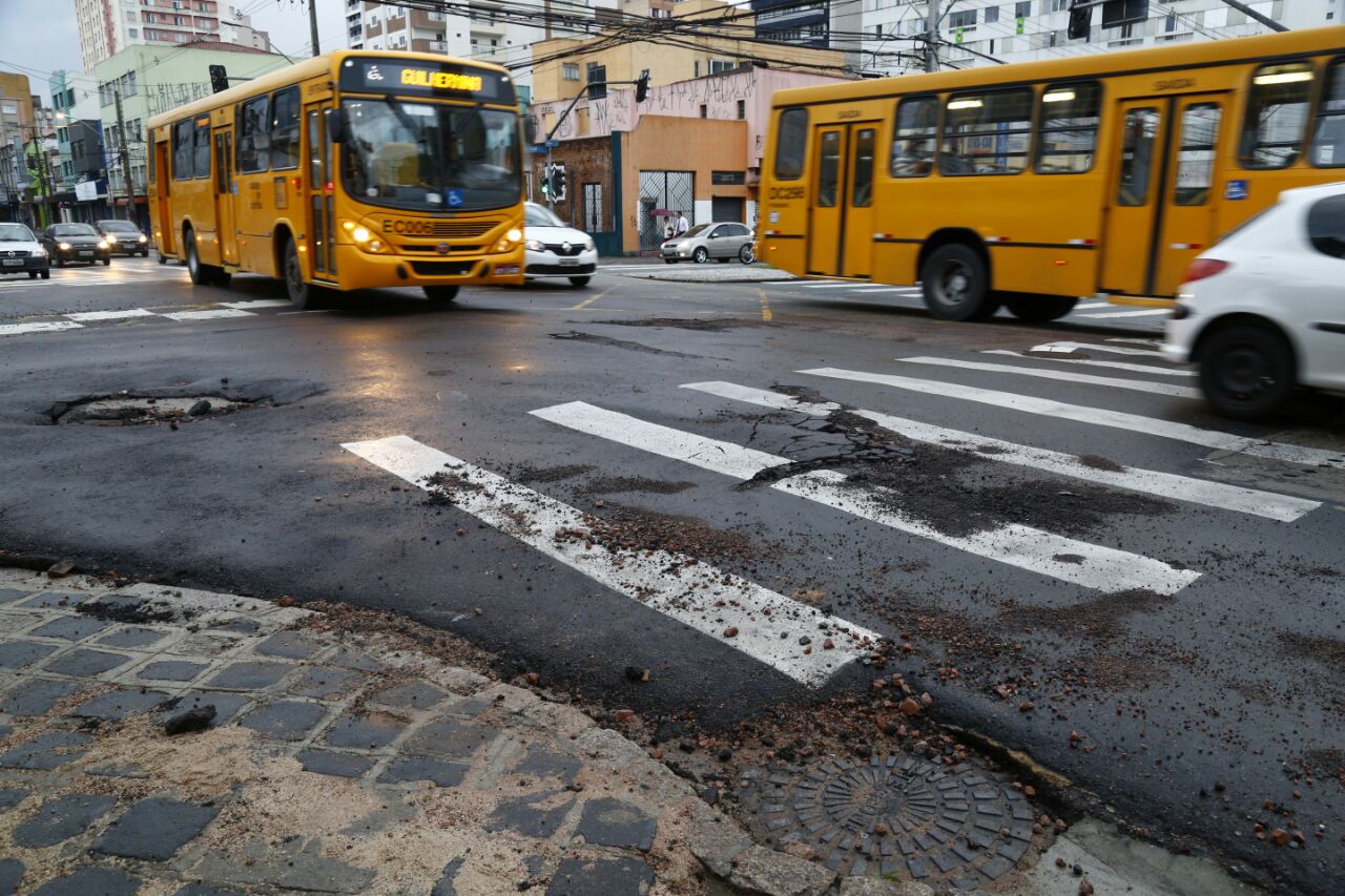 Alagamento deixou rastro em ruas do Centro de Curitiba | Aniele Nascimento/Gazeta do Povo