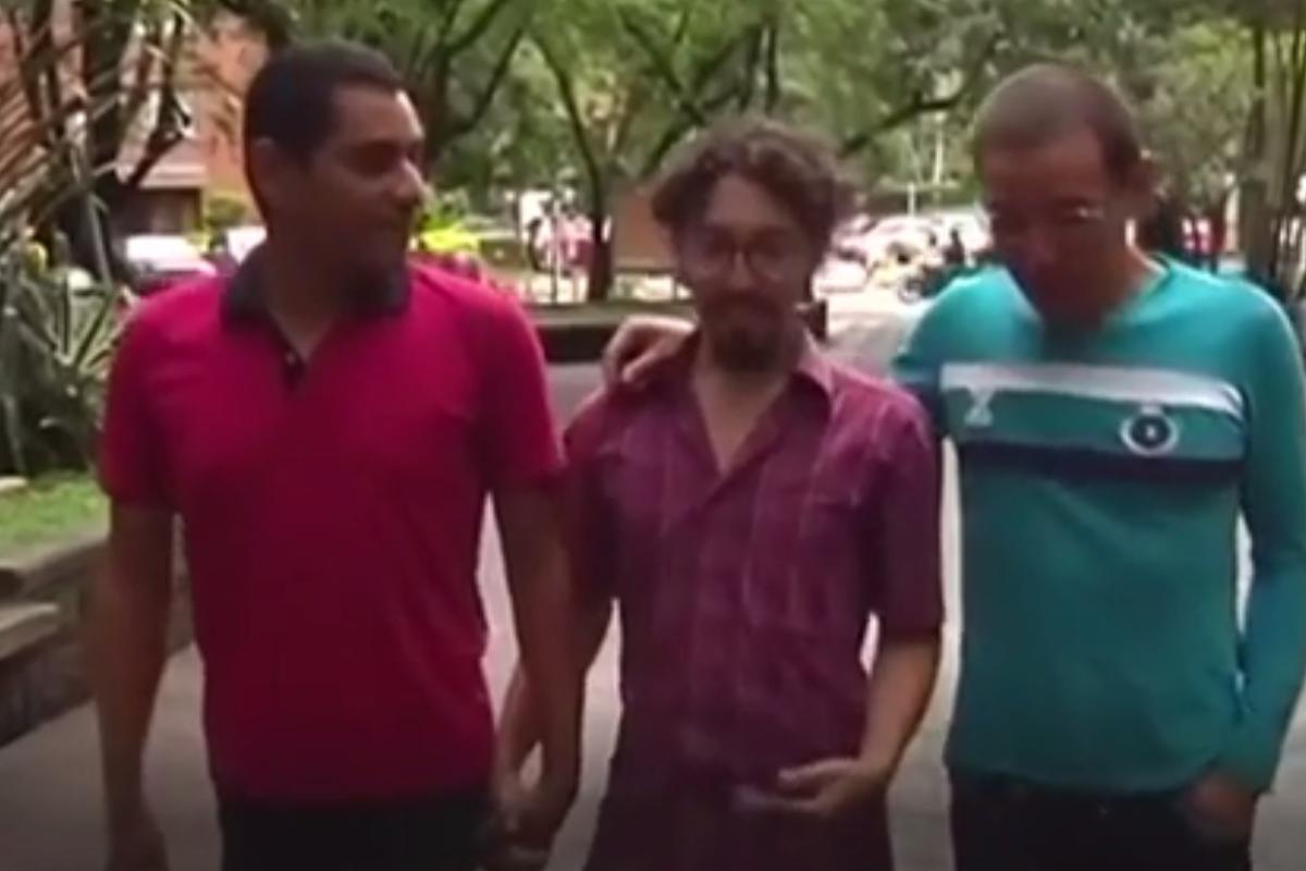 Manuel José Bermúdez, Victor Hugo Prada e John Alejandro vivem juntos há quatro anos. | Reprodução/UOL