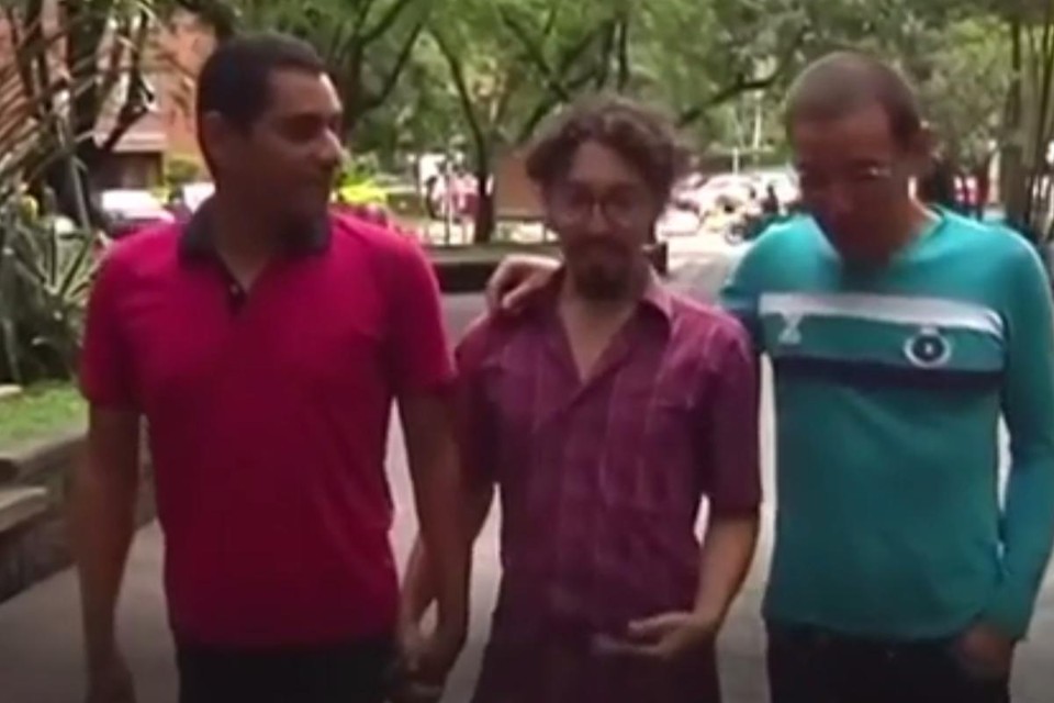 Manuel José Bermúdez, Victor Hugo Prada e John Alejandro vivem juntos há quatro anos. | Reprodução/UOL