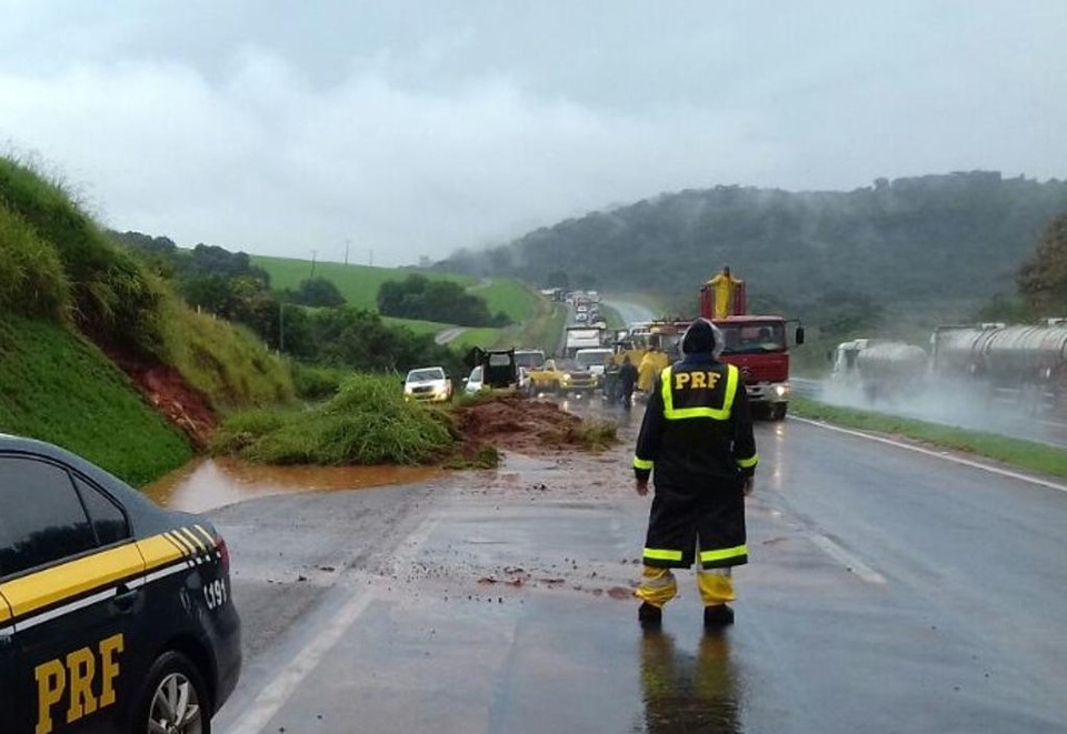 Efeito chuva: queda de barreira e cheia de rio bloqueiam trechos da BR-376 Bloqueios acontecem nos quilômetros 520 e 493 da rodovia BR-376 | PRF/Divulgação