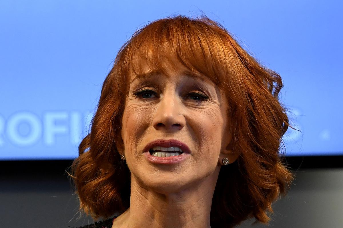 A atriz Kathy Griffin posou para uma foto segurando uma máscara sangrenta de Trump pelo cabelo | MARK RALSTON/AFP