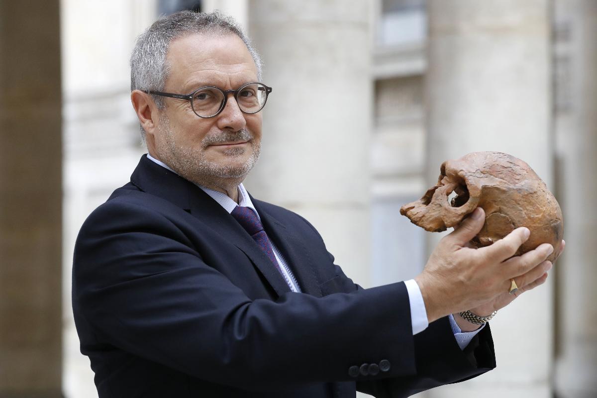 O paleoantropólogo francês Jean-Jacques Hublin mostra o crânio do ‘Homo sapiens’ descoberto no Marrocos | PATRICK KOVARIK/AFP