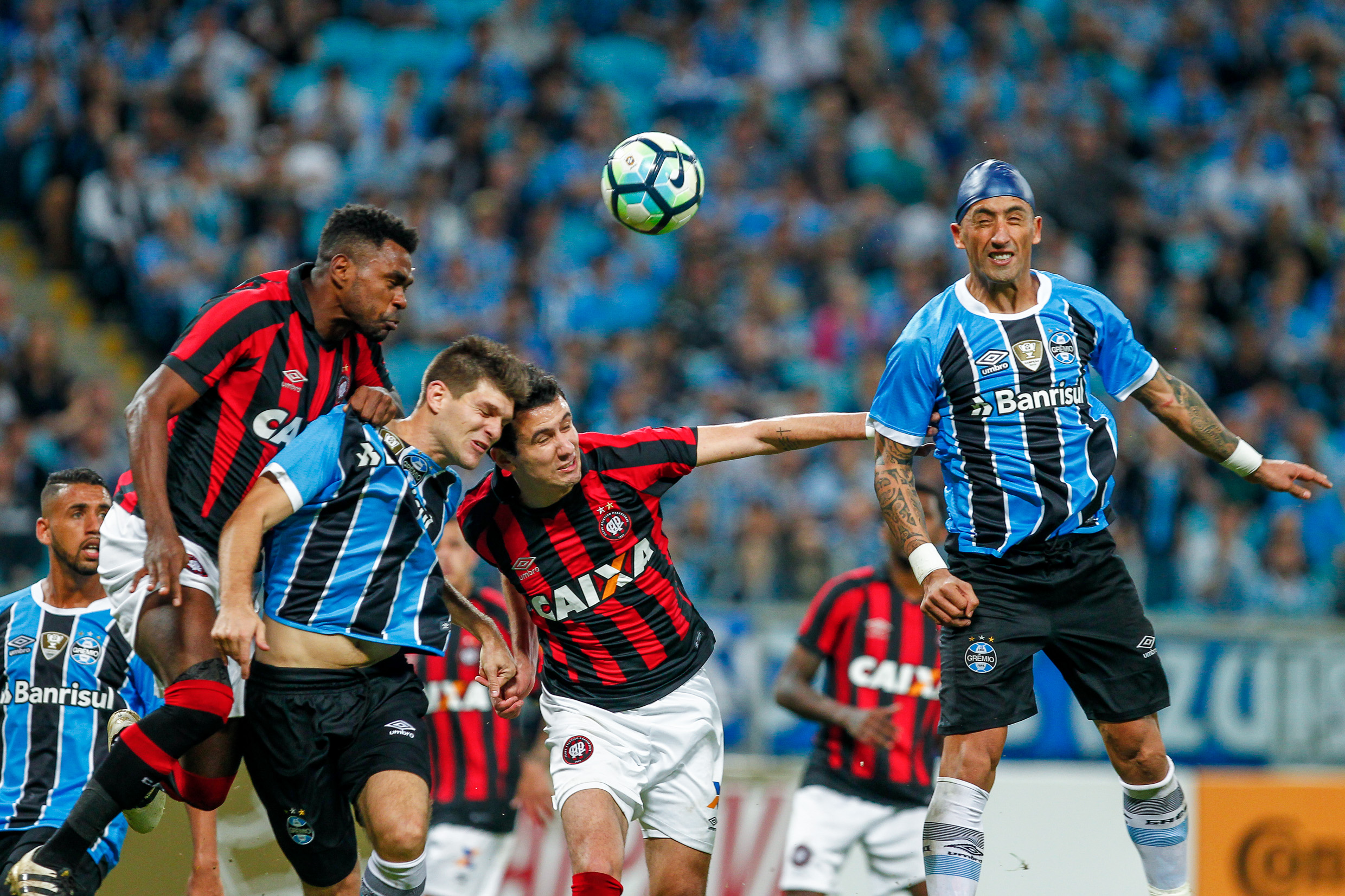 Disputa na área atleticana: Grêmio foi superior todo o jogo. | Lucas Uebel/Lucas Uebel/Gremio FBPA