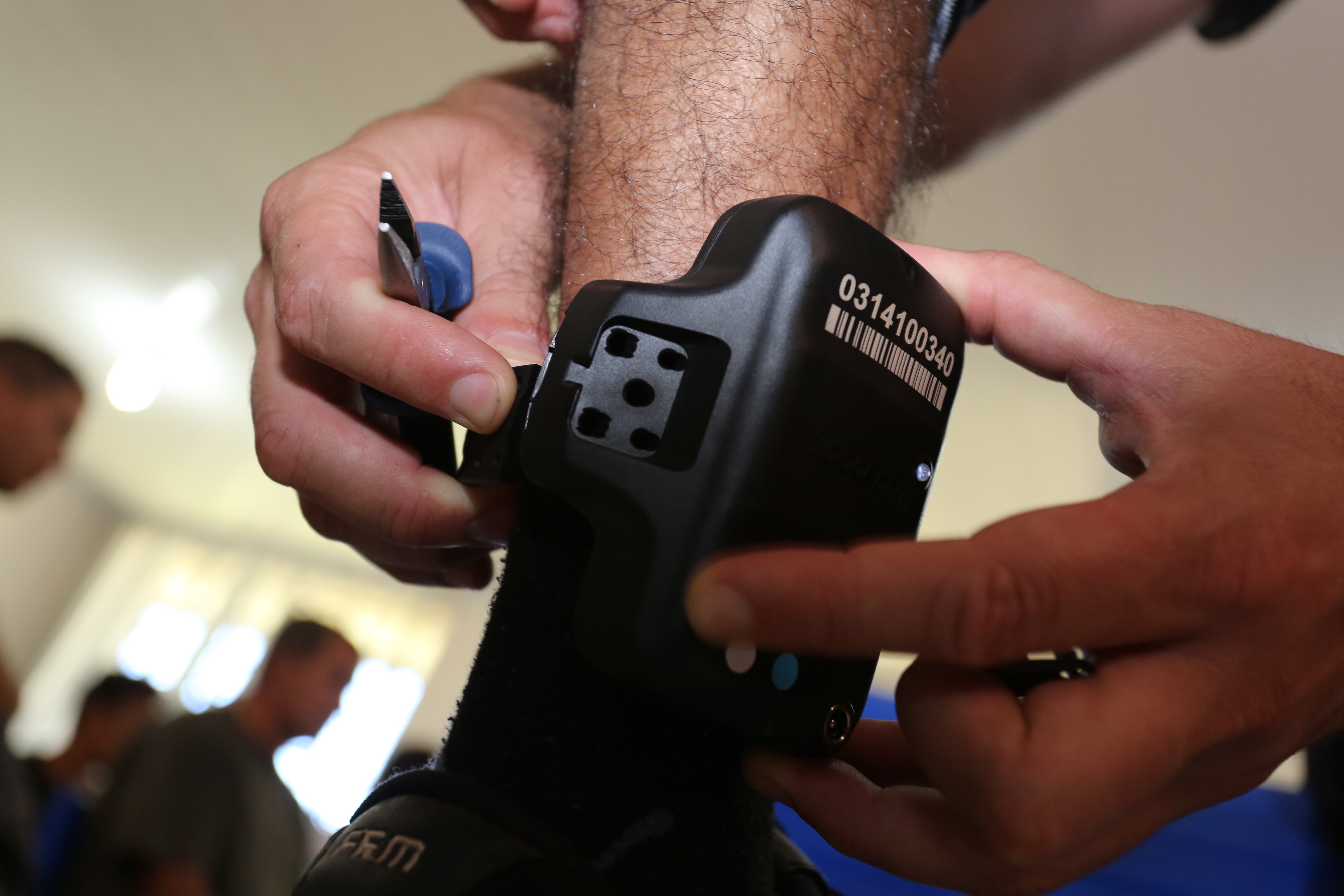 Ao todo, 27 presos monitorados com tornozeleira eletrônica são alvo de mandados de prisão | Ivonaldo Alexandre/Gazeta do Povo