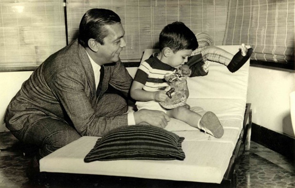 Filho de deputado de esquerda e exilado na ditadura: o DNA político de João Doria que você não conhece João Doria com o filho, o atual prefeito de São Paulo João Doria Jr., nos anos 1960. | /Arquivo Pessoal