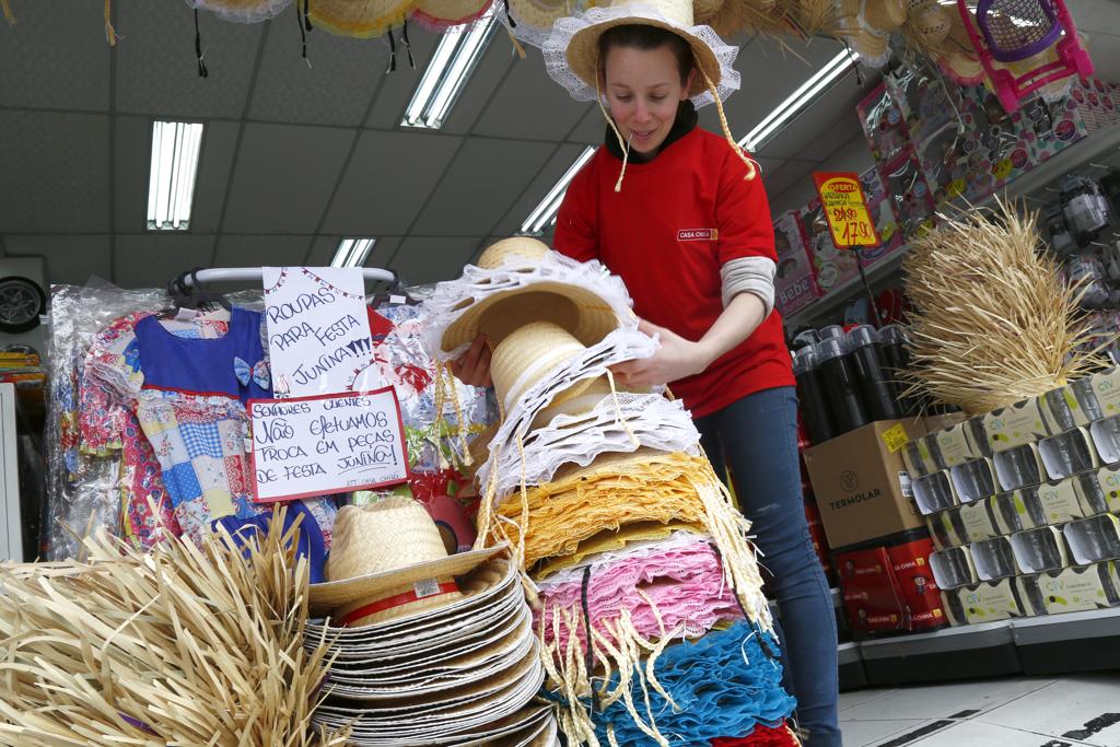 Comércio expõe itens para festas juninas em Curitiba | Aniele Nascimento/Gazeta do Povo
