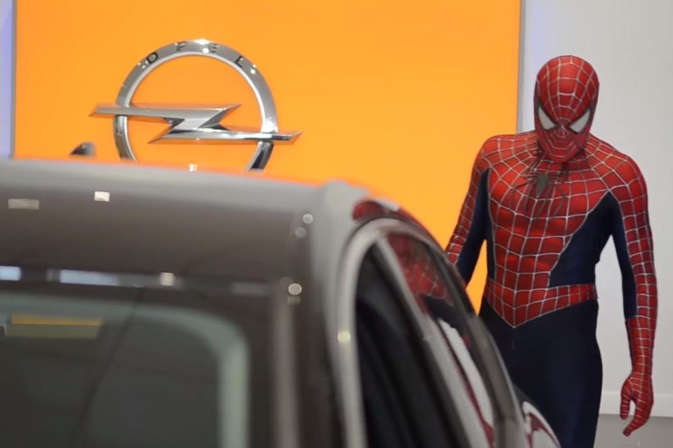 Em vídeo bem-humorado do holandês Yuri Schuurkes, homem-aranha ataca a concessionária da Opel na Holanda para trocar de carro. | Repdorução/ YouTube							/