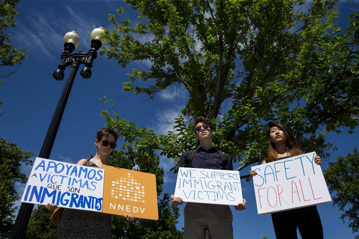 Pessoas protestam em frente ao Supremo Tribunal dos EUA contra medida de Trump de restrição à muçulmanos | Eric Thayer
AFP