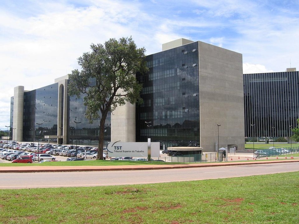 TST abre 132 vagas para juiz do trabalho substituto. Salário é de R$ 27,5 mil O concurso será realizado pela Escola Nacional de Formação e Aperfeiçoamento de Magistrados do Trabalho (ENAMAT) com os TRTs do país e a Fundação Carlos Chagas. | Luis Dantas/WikiCommons