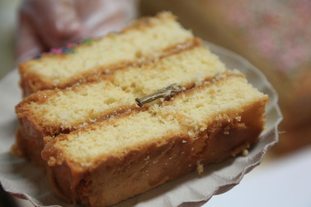 Pequenas imagens de Santo Antônio são distribuídas no bolo | Ivonaldo Alexandre/Gazeta do Povo/Arquivo