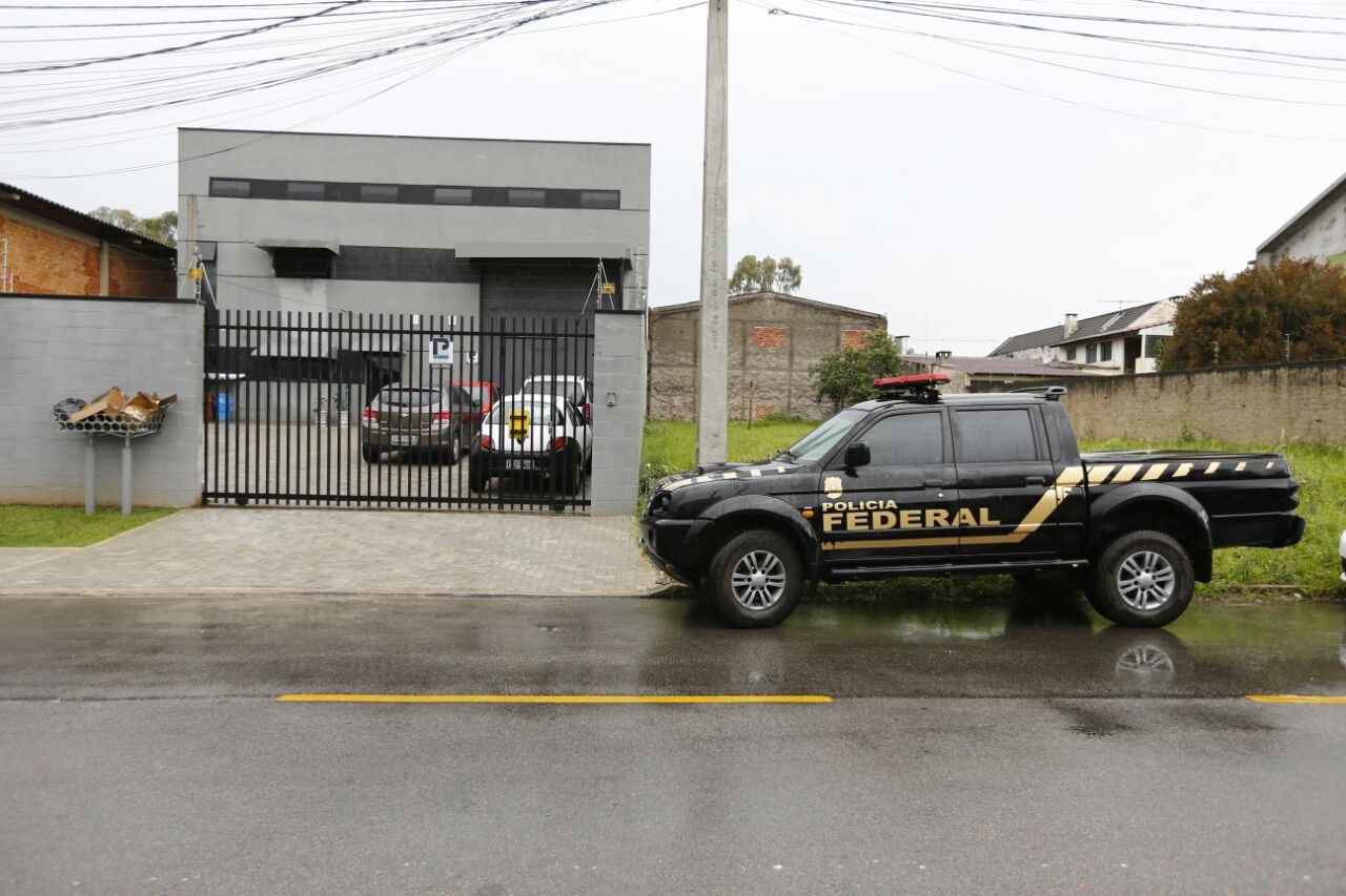 Polícia Federal e Anvisa fizeram operação em estabelecimentos de Pinhais. | Jonathan Campos/Gazeta do Povo