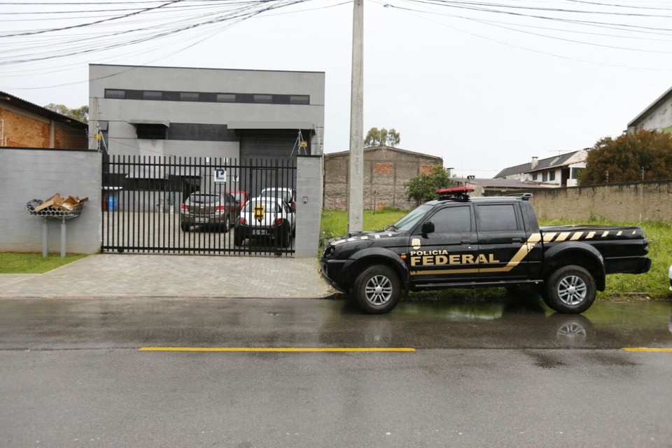 Polícia Federal e Anvisa fazem operação contra falsificação de implantes dentários Polícia Federal e Anvisa fizeram operação em estabelecimentos de Pinhais. | Jonathan Campos/Gazeta do Povo