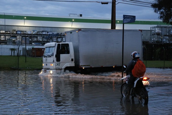 Alagamento em Curitiba na terça | Pedro Serápio / Gazeta do Povo