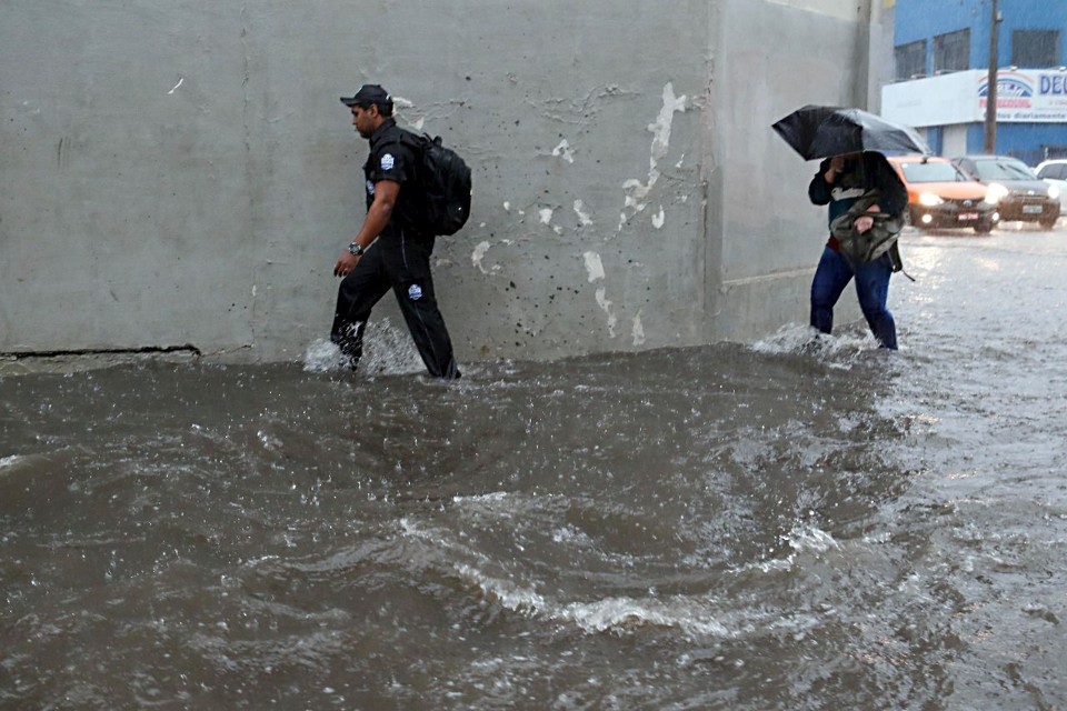 Veja fotos e vídeos dos alagamentos em Curitiba | Albari Rosa/Gazeta do Povo